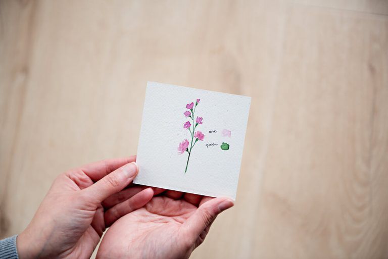 obrazek z ręcznie malowanym kwiatem na gałązce